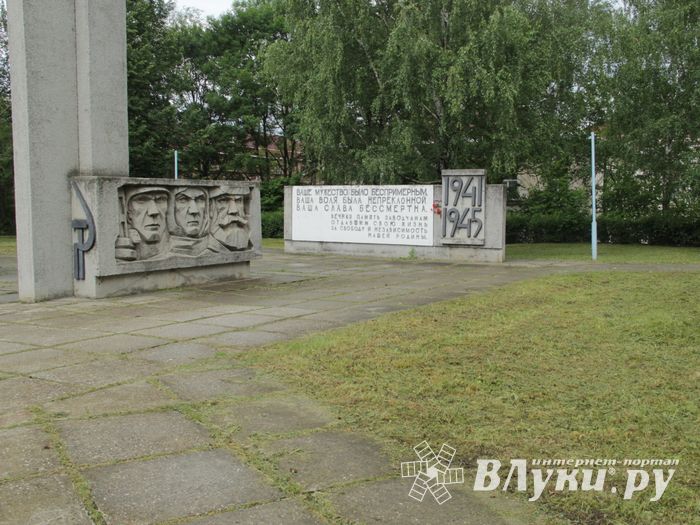 В Великих Луках убрали территорию у памятного знака рабочим ЛРЗ (ФОТО)