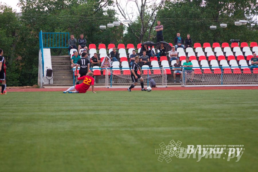 Матчи по футболу в рамках Первенства России проходят в Великих Луках (фото)