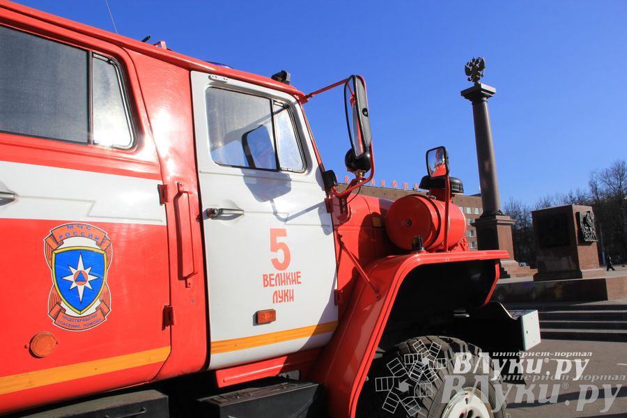 В центре Великих Лук спасатели продемонстрировали свою технику (ФОТО)