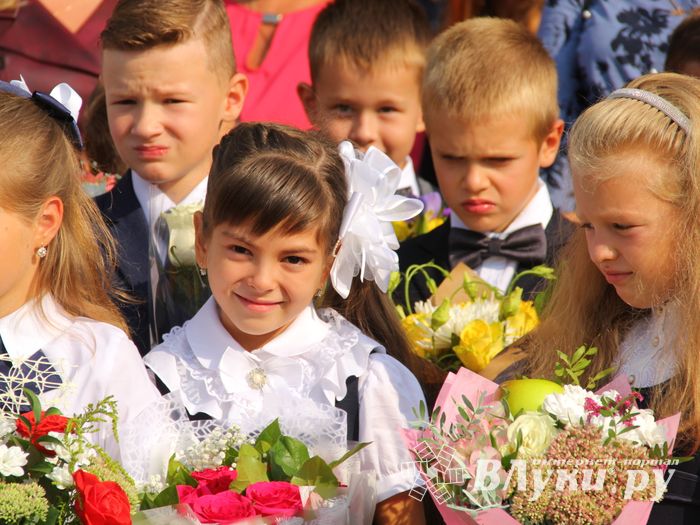 1 сентября в школах Великих Лук прошли Торжественные линейки (ФОТО)