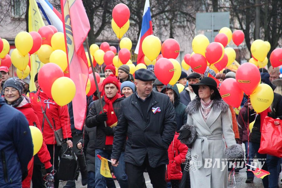 В Великих Луках прошло праздничное шествие (ФОТО)