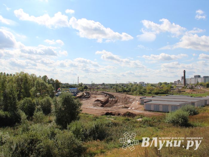  На месте строительства путепровода ведутся работы (фото)