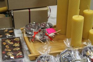 Где в Великих Луках попробовать живой шоколад на меду и вздремнуть на ульях?