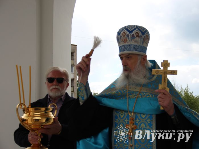 Новую часовню Покрова Богоматери освятили сегодня в заречном районе Великих Лук (ФОТО)