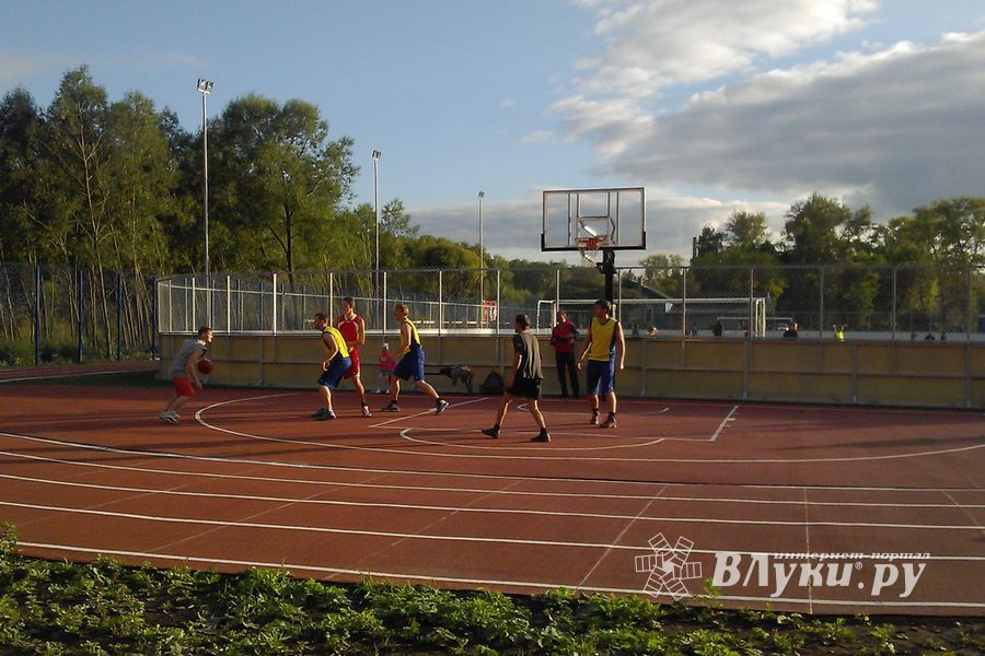В Великих Луках состоялся турнир по стритболу (фото)