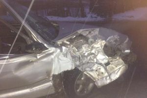 В Великих Луках неизвестный водитель врезался в дерево (ФОТО)