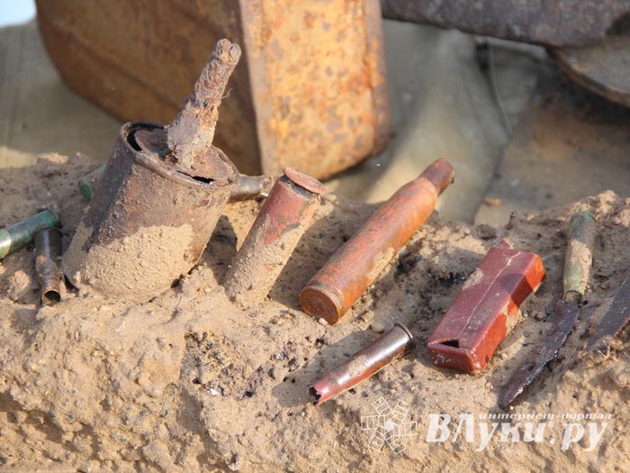 Великолучанам показывают армейскую технику и кормят кашей (6+) (ФОТО)