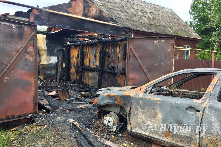 В Великих Луках горел гараж