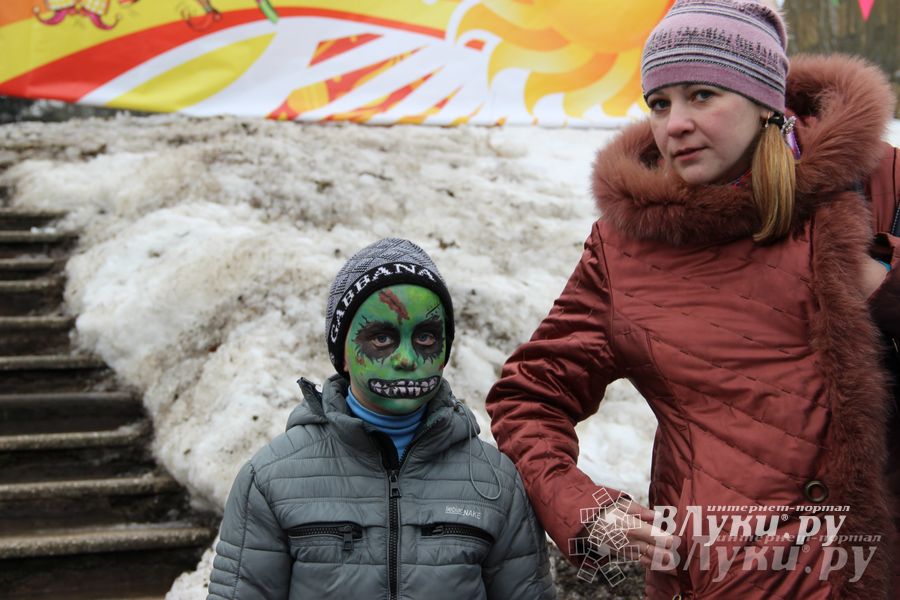 В Великих Луках состоялись проводы Широкой Масленицы — 2015 (фото)