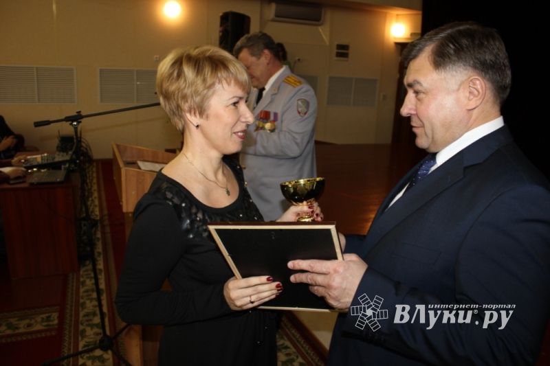 Сегодня в УМВД России по Псковской области прошли праздничные мероприятия, посвящённые Международному женскому дню (фото)