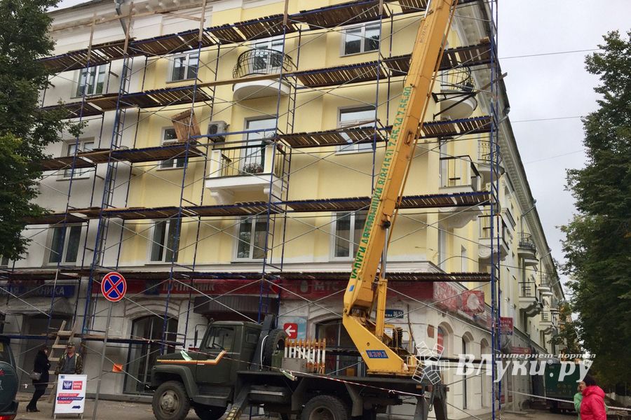 Из-за ремонта фасадов в Великих Луках перекрыли тротуары (ФОТО)