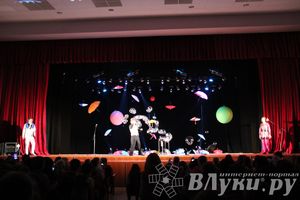 Шоу магических зонтиков и мыльных пузырей увидели юные великолучане