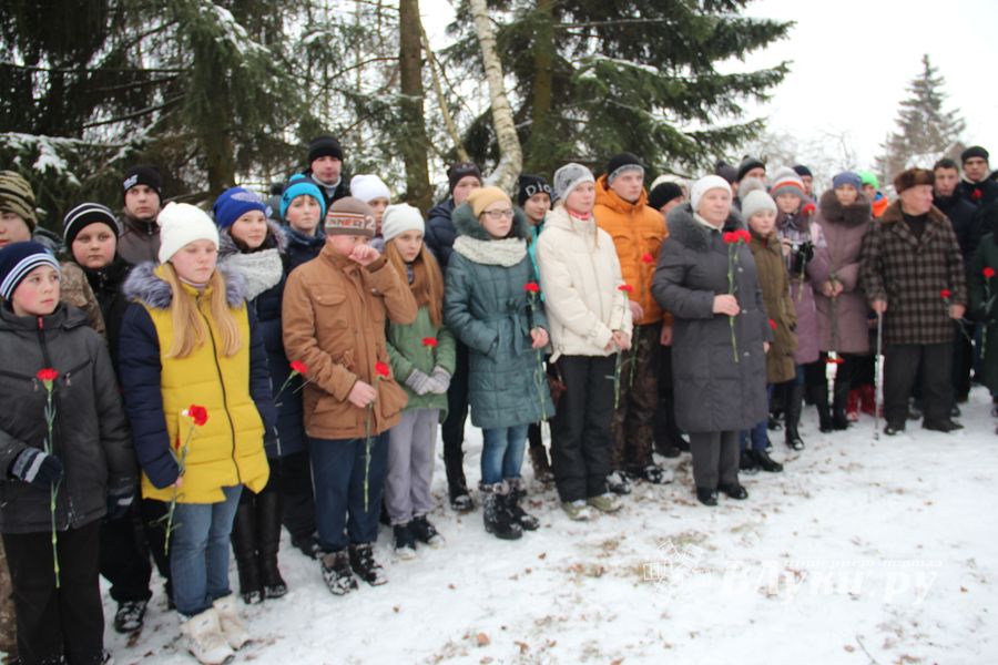Никто не забыт: в Великих Луках благоустроили могилу неизвестного солдата (ФОТО)