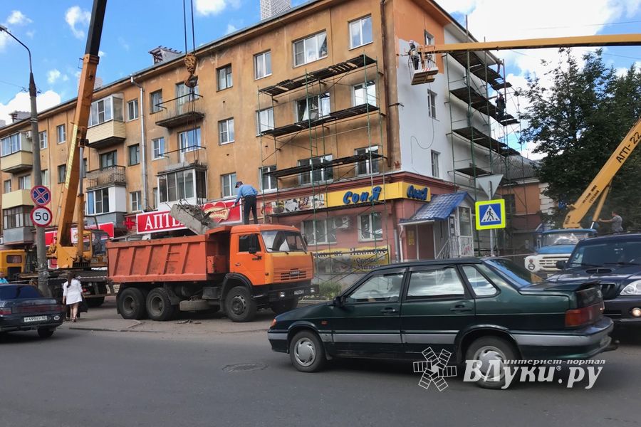 На Октябрьском проспекте в Великих Луках ведутся ремонтные работы (ФОТО)