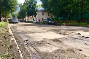 Ремонтировать ул. К. Либкнехта мешают припаркованные автомобили (ФОТО)