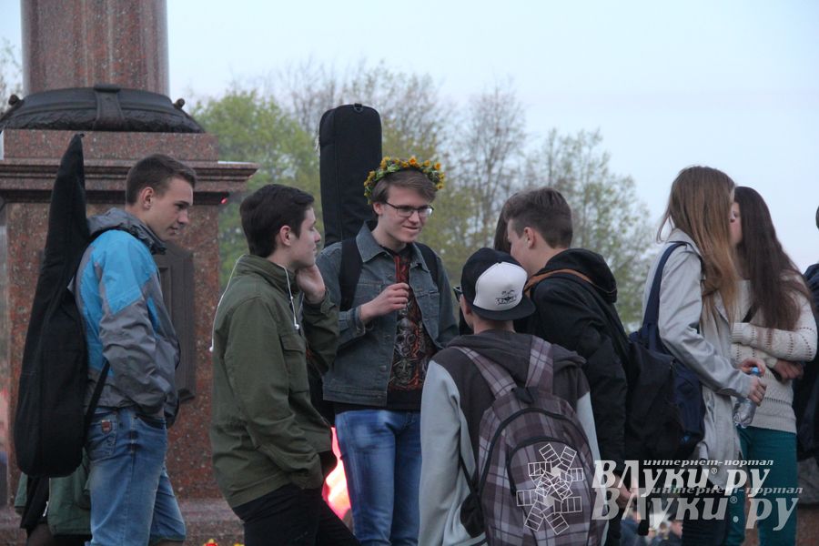 ​Праздничным концертом и салютом завершились празднования Дня Победы в Великих Луках (фото)