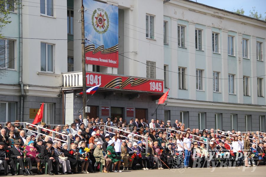 Парад Победы в Великих Луках (фото)