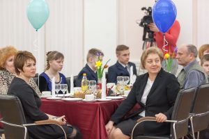 Андрей Турчак поблагодарил приемных родителей за «ежедневное, ежечасное и ежеминутное служение» детям (фото)