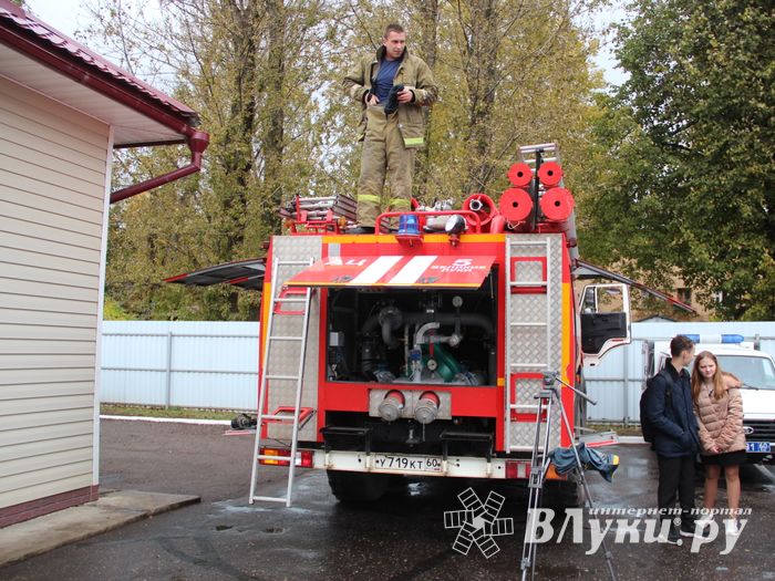 Великолукских школьников познакомили со спасательной техникой (ФОТО)