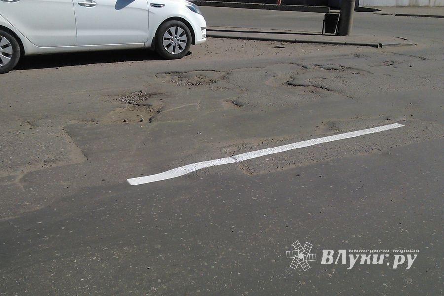 На дорогах Великих Луках появилась новая разметка, а новый асфальт — нет (ФОТО)