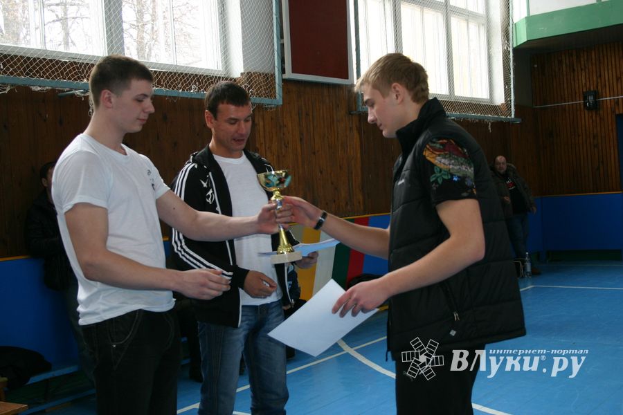 В соревнованиях по армрестлингу победили дети