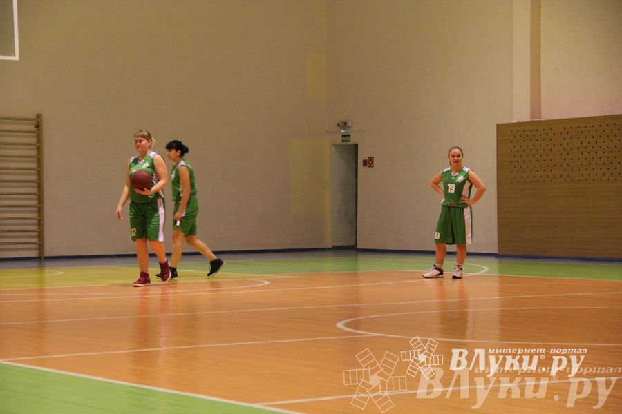 Интересный баскетбольный матч прошел в Великих Луках (фото)