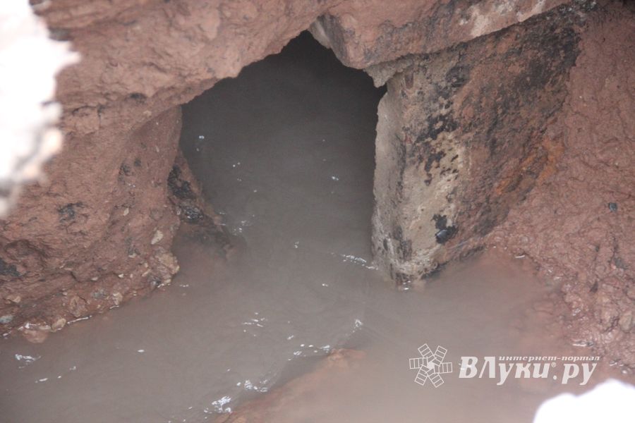 Фотофакт: провал асфальта на Гоголя в Великих Луках