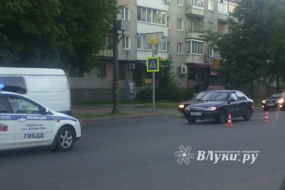 ФОТОФАКТ: ДТП в Великих Луках, есть пострадавшие 