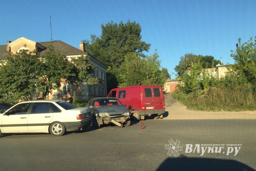 Две легковушки столкнулись в Великих Луках (ФОТО)