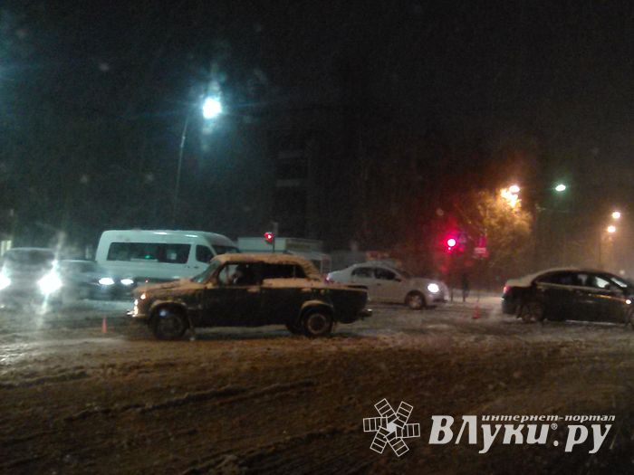 Первый снег - первые ДТП (ФОТО)