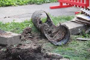 Авария на водопроводе в Великих Луках пока не устранена (ФОТО)