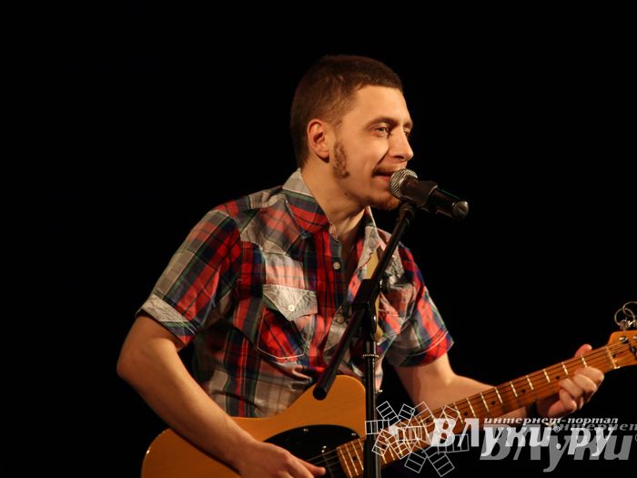В Великих Луках прошел фестиваль живой музыки «Ставим на аватарках небо» (фото)