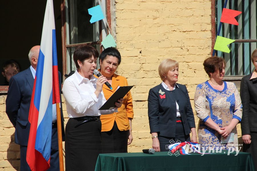 В Великих Луках прозвенели «последние» звонки (ФОТО)