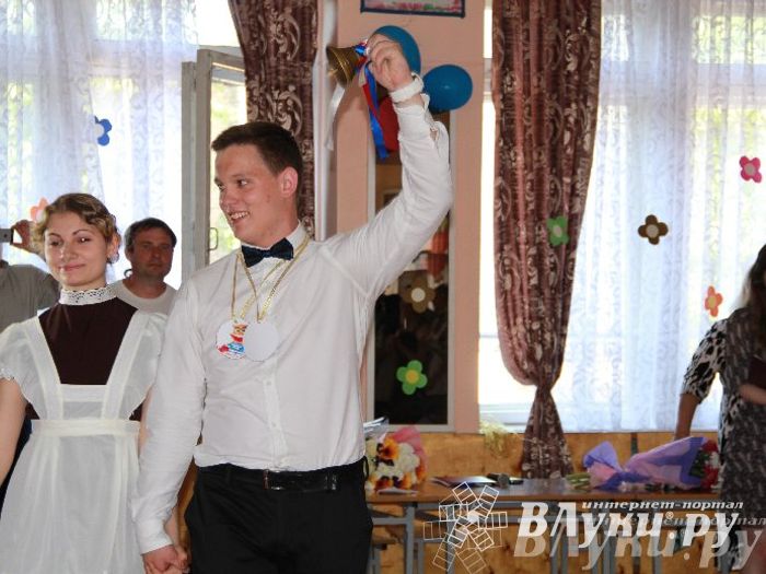 В Великих Луках прозвенели «Последние звонки»