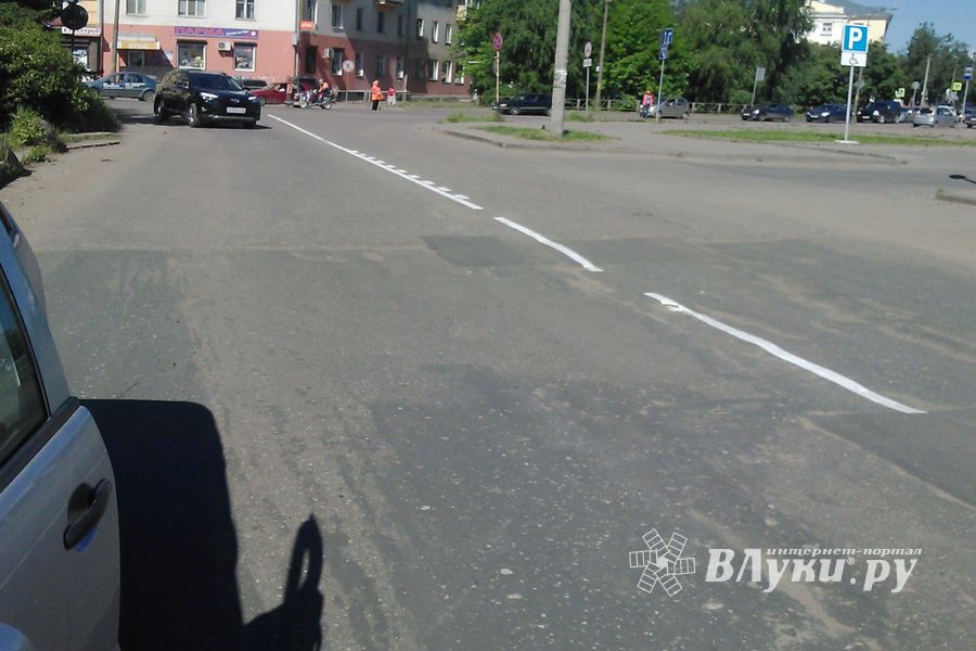 На дорогах Великих Луках появилась новая разметка, а новый асфальт — нет (ФОТО)