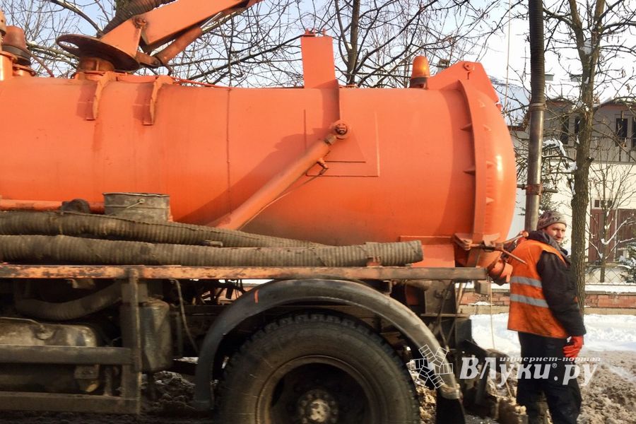 На Вокзальной чистят ливнёвки (ФОТО)