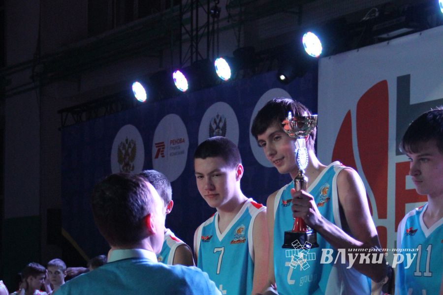 В Великих Луках прошли финальные игры Чемпионата ШБЛ «КЭС-БАСКЕТ» (фото)