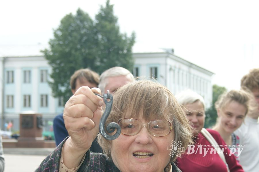 Псковский кузнечный двор на празднике Дня флага РФ в Великих Луках
