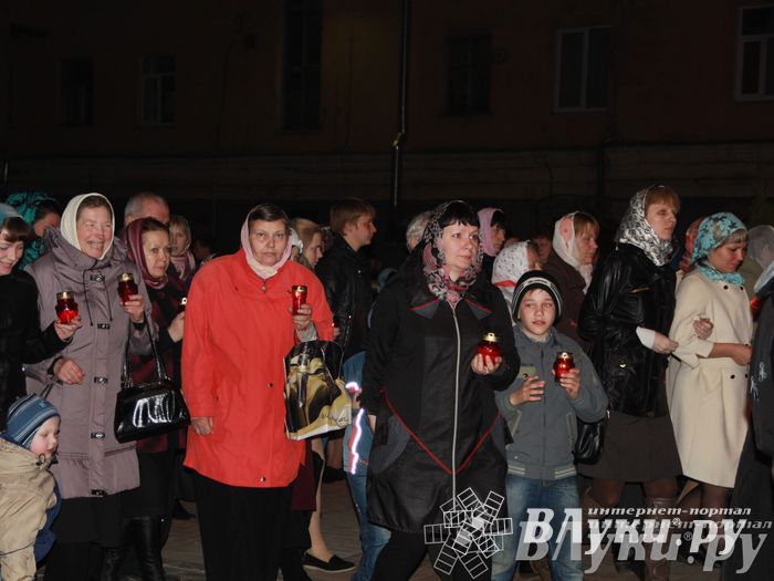 Крестным ходом встредили великолучане светлый праздник Пасхи