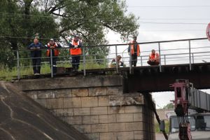 В Великих Луках движение по одной из полос под ж/д путепроводом Лазавица закрыто (ФОТО)