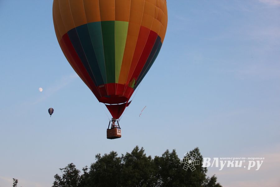 Аэростаты летают над городом (ФОТО)