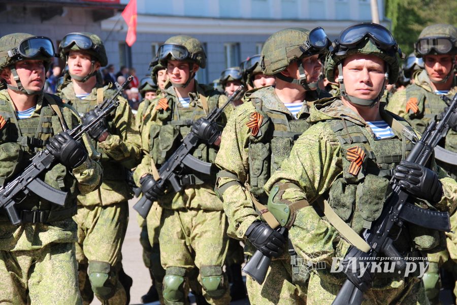 В Великих Луках прошел Парад Победы (ФОТО)
