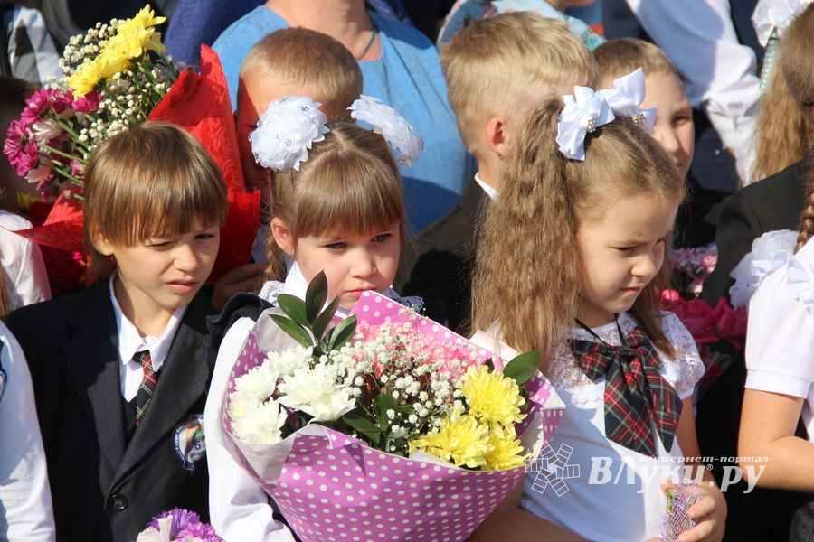 В Великих Луках торжественно встретили День знаний (ФОТО)