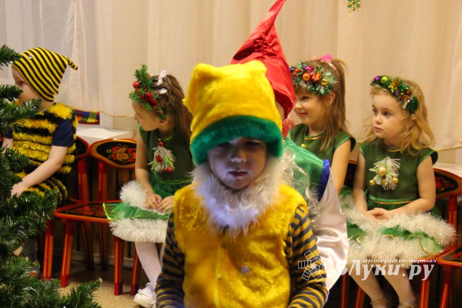 В детских садах Великих Лук проходят новогодние утренники (ФОТО)