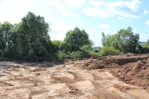  На месте строительства путепровода ведутся работы (фото)