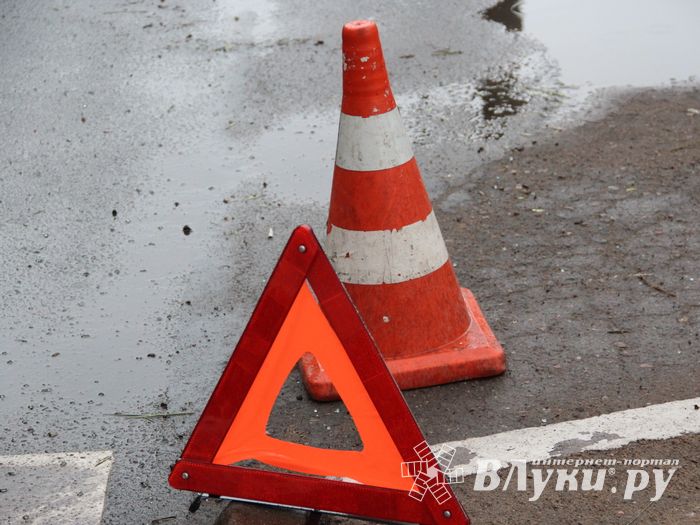 В Великих Луках столкнулись ВАЗ и Газель, есть пострадавшие (ФОТО)