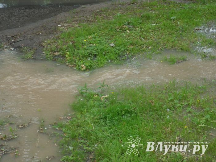 На проспекте Гагарина затопило дорогу (ФОТО)