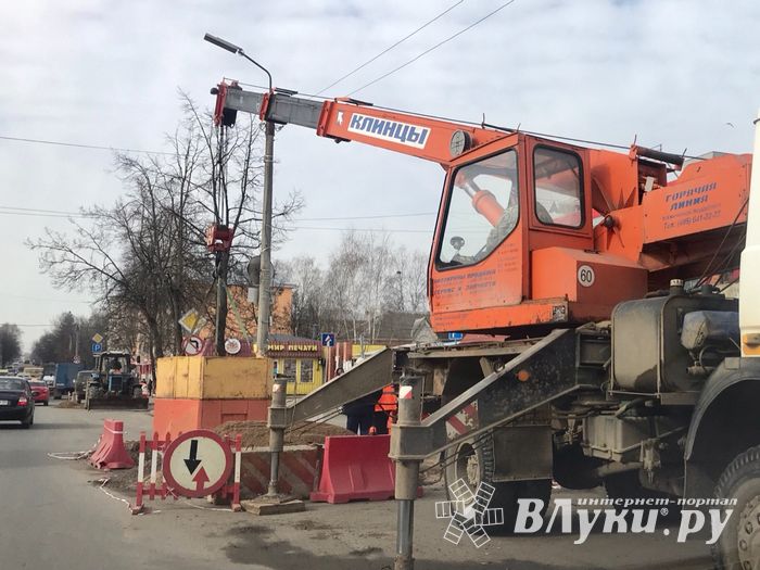Возле Смоленского рынка завершают замену канализационной трубы (ФОТО)