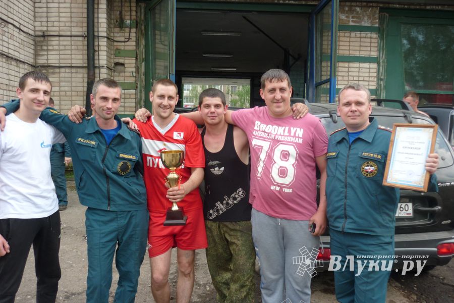 В Великих Луках прошли соревнования среди пожарных