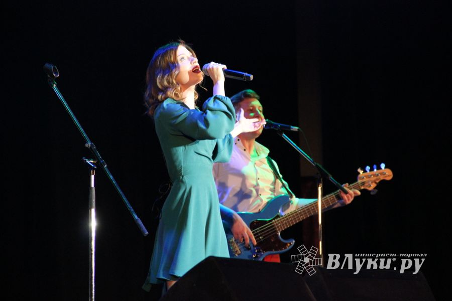 В Великих Луках состоялся концерт Юлии Савичевой (фото)